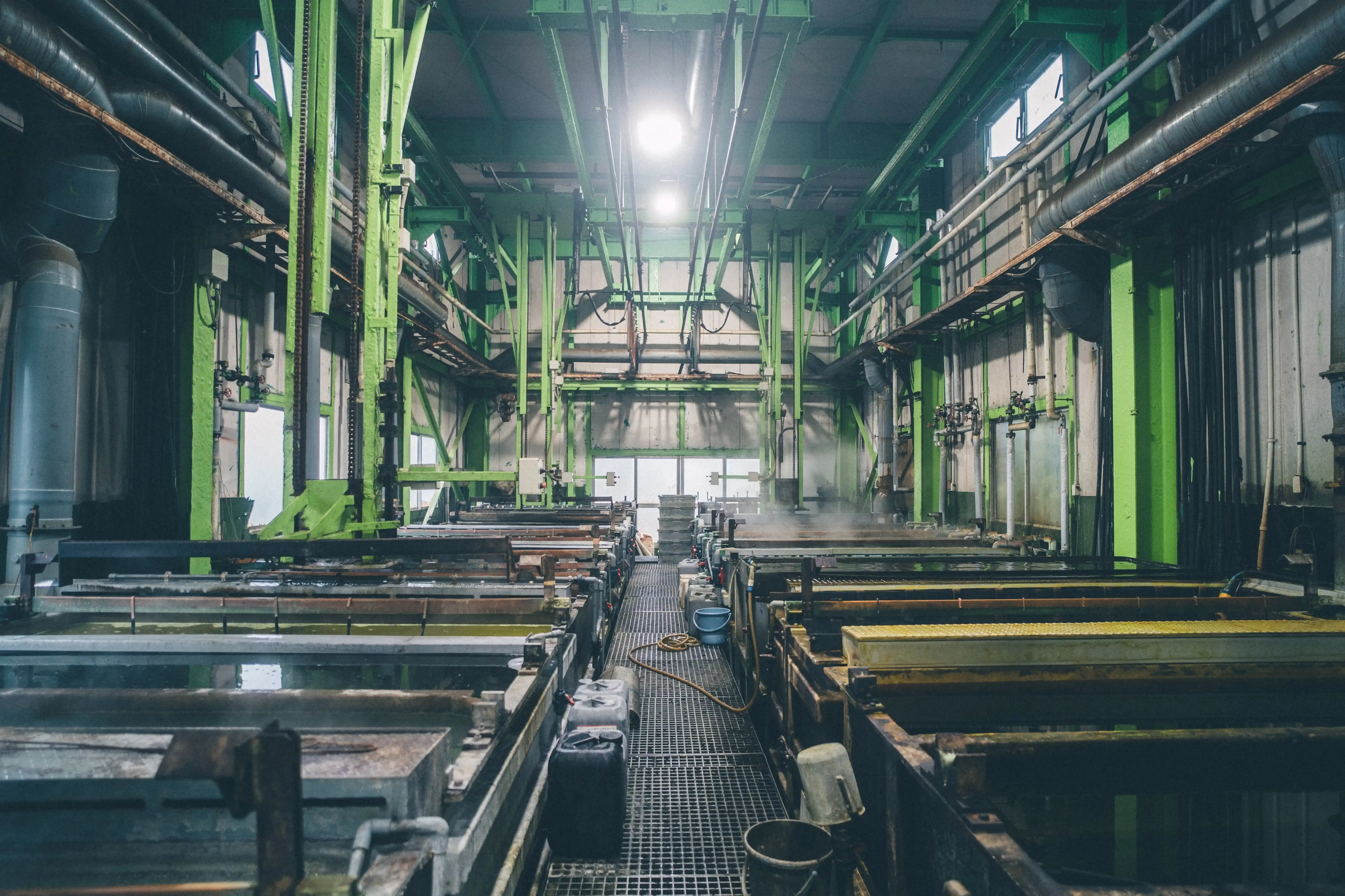 平野メッキ工場のメッキ加工機械の写真